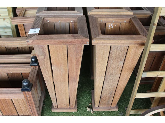 Twee hardhouten bloempotten. afmeting 40 x 40 x 90 cm. - afbeelding 1 van  4