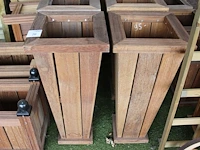Twee hardhouten bloempotten. afmeting 40 x 40 x 90 cm. - afbeelding 1 van  4