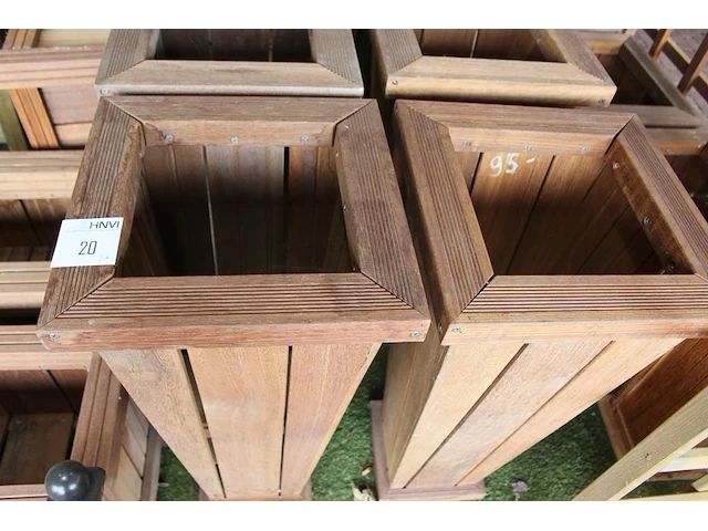 Twee hardhouten bloempotten. afmeting 40 x 40 x 90 cm. - afbeelding 2 van  4