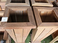 Twee hardhouten bloempotten. afmeting 40 x 40 x 90 cm. - afbeelding 2 van  4