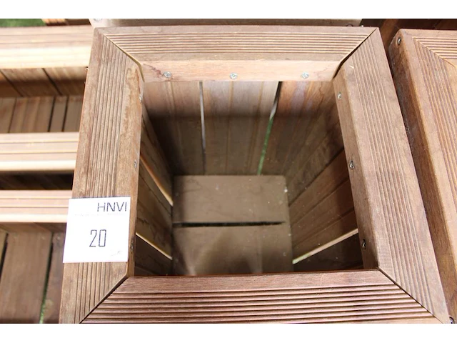 Twee hardhouten bloempotten. afmeting 40 x 40 x 90 cm. - afbeelding 3 van  4