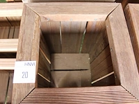 Twee hardhouten bloempotten. afmeting 40 x 40 x 90 cm. - afbeelding 3 van  4