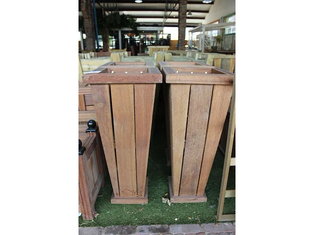 Twee hardhouten bloempotten. afmeting 40 x 40 x 90 cm. - afbeelding 4 van  4