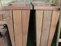 Twee hardhouten bloempotten. afmeting 40 x 40 x 90 cm. - afbeelding 4 van  4