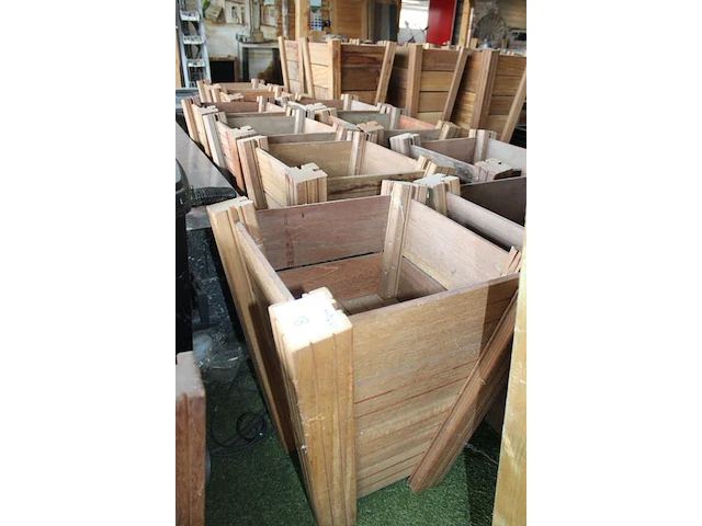 Twee hardhouten bloempotten. afmeting 53 x 53 x 65 cm. - afbeelding 1 van  2