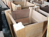 Twee hardhouten bloempotten. afmeting 53 x 53 x 65 cm. - afbeelding 1 van  2