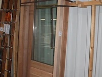 Twee hardhouten buitendeurkozijnen 106 x 242 cm met twee hardhouten buitendeuren. - afbeelding 2 van  3