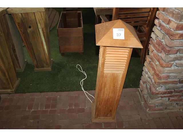 Twee hardhouten tuinlantaarns met verlichting. afmeting 30 x 30 x 100 cm. - afbeelding 1 van  3