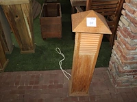 Twee hardhouten tuinlantaarns met verlichting. afmeting 30 x 30 x 100 cm. - afbeelding 1 van  3