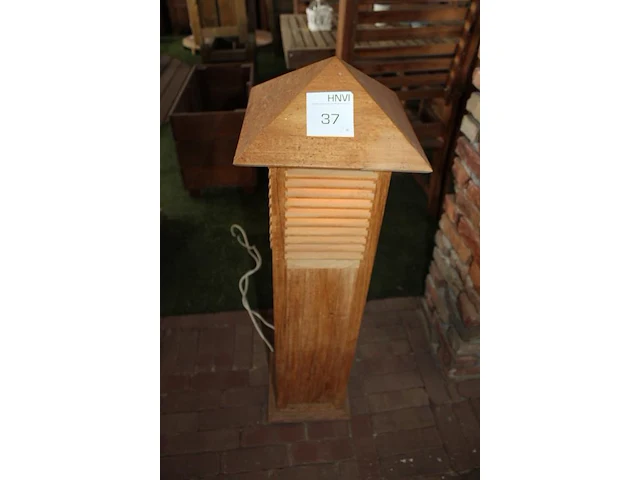 Twee hardhouten tuinlantaarns met verlichting. afmeting 30 x 30 x 100 cm. - afbeelding 2 van  3