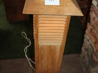 Twee hardhouten tuinlantaarns met verlichting. afmeting 30 x 30 x 100 cm. - afbeelding 2 van  3