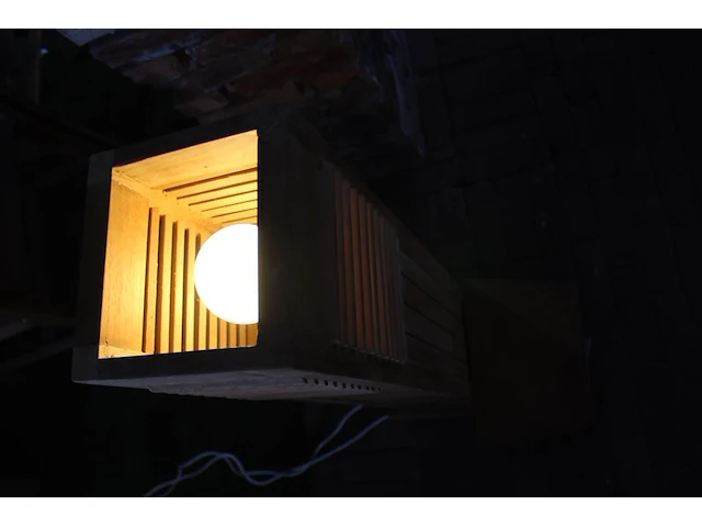 Twee hardhouten tuinlantaarns met verlichting. afmeting 30 x 30 x 100 cm. - afbeelding 3 van  3