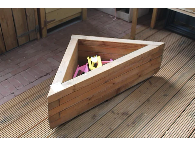 Twee hoekbloembakken. afmeting 84 x 84 x 36 cm. let op: exclusief inhoud - afbeelding 1 van  2