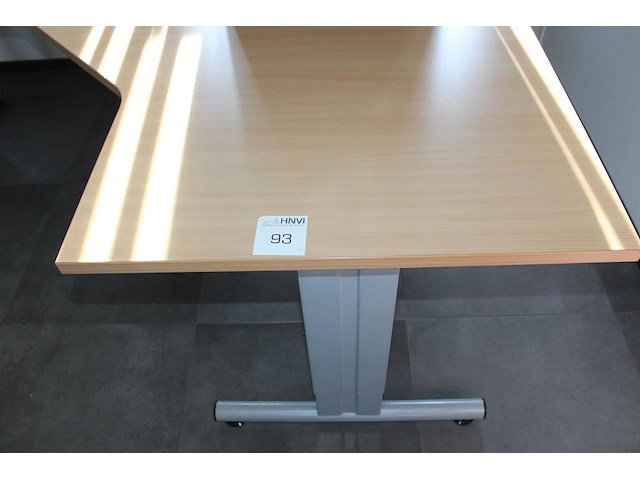 Twee hoekbureaus in u-opstelling. totale. afmeting 400 x 160 cm. in hoogte verstelbaar. - afbeelding 1 van  3