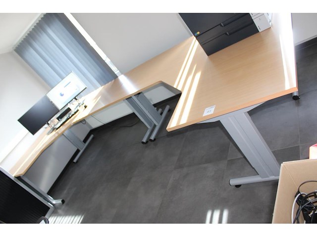 Twee hoekbureaus in u-opstelling. totale. afmeting 400 x 160 cm. in hoogte verstelbaar. - afbeelding 2 van  3