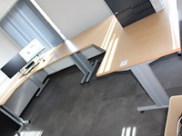 Twee hoekbureaus in u-opstelling. totale. afmeting 400 x 160 cm. in hoogte verstelbaar. - afbeelding 2 van  3