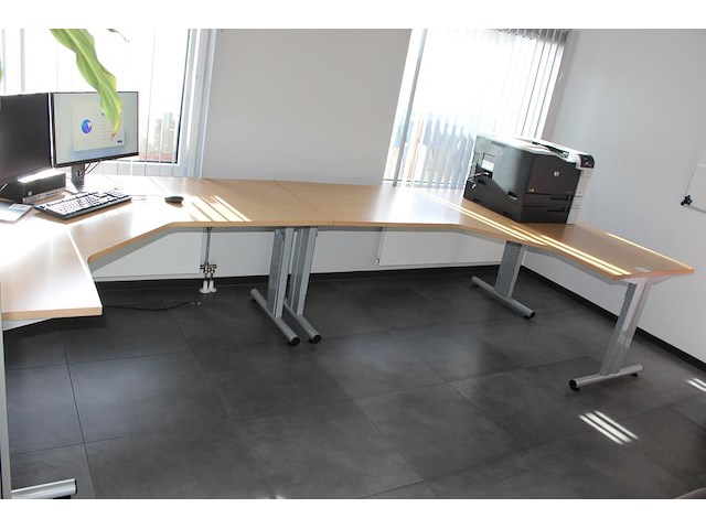 Twee hoekbureaus in u-opstelling. totale. afmeting 400 x 160 cm. in hoogte verstelbaar. - afbeelding 3 van  3