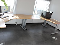 Twee hoekbureaus in u-opstelling. totale. afmeting 400 x 160 cm. in hoogte verstelbaar. - afbeelding 3 van  3