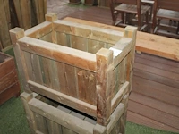 Twee houten bloembakken. afmeting 70 x 41 x 50 cm. - afbeelding 1 van  3