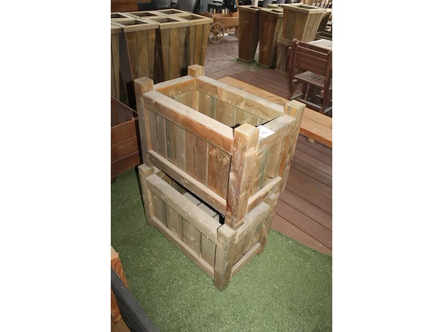 Twee houten bloembakken. afmeting 70 x 41 x 50 cm. - afbeelding 2 van  3