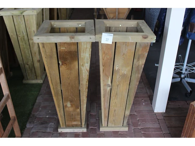 Twee houten bloempotten. afmeting 40 x 40 x 91 cm. - afbeelding 1 van  2