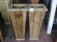 Twee houten bloempotten. afmeting 40 x 40 x 91 cm. - afbeelding 1 van  2