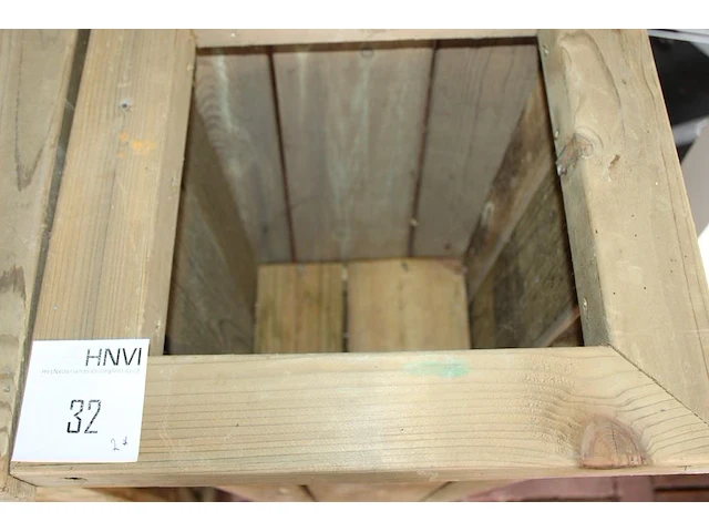 Twee houten bloempotten. afmeting 40 x 40 x 91 cm. - afbeelding 2 van  2