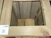 Twee houten bloempotten. afmeting 40 x 40 x 91 cm. - afbeelding 2 van  2