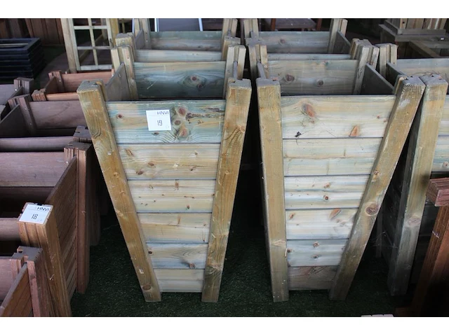 Twee houten bloempotten. afmeting 50 x 50 x 96 cm. - afbeelding 1 van  3