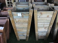 Twee houten bloempotten. afmeting 50 x 50 x 96 cm. - afbeelding 1 van  3