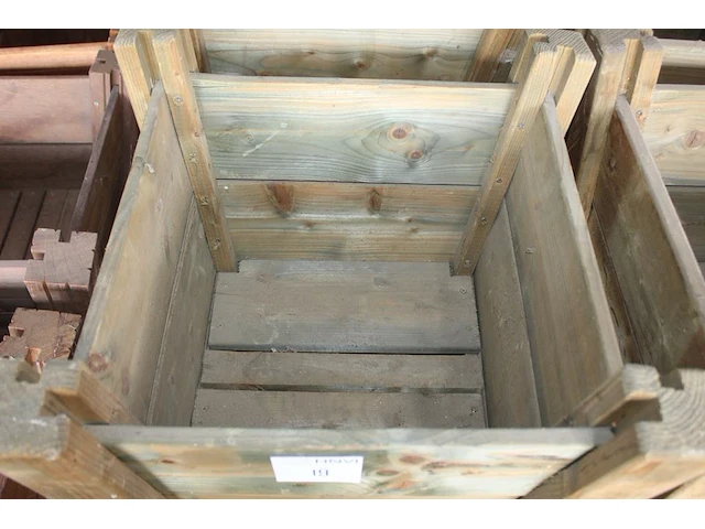 Twee houten bloempotten. afmeting 50 x 50 x 96 cm. - afbeelding 3 van  3