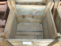 Twee houten bloempotten. afmeting 50 x 50 x 96 cm. - afbeelding 3 van  3