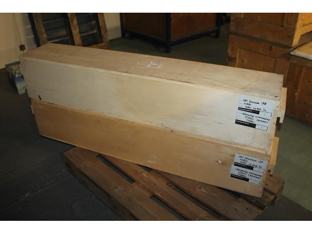 Twee houten kisten 160 x 29 x 30 cm met drievoudige schemerlampen van onbekende uitvoering op pallet. - afbeelding 1 van  2