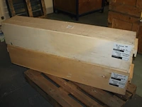 Twee houten kisten 160 x 29 x 30 cm met drievoudige schemerlampen van onbekende uitvoering op pallet. - afbeelding 1 van  2