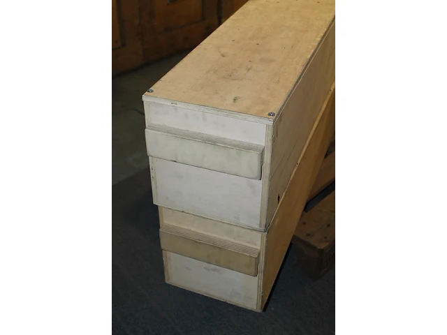 Twee houten kisten 160 x 29 x 30 cm met drievoudige schemerlampen van onbekende uitvoering op pallet. - afbeelding 2 van  2