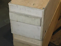 Twee houten kisten 160 x 29 x 30 cm met drievoudige schemerlampen van onbekende uitvoering op pallet. - afbeelding 2 van  2