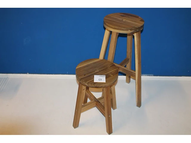 Twee houten krukjes met hoogte 45 cm en 70 cm. - afbeelding 1 van  2