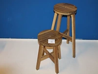 Twee houten krukjes met hoogte 45 cm en 70 cm. - afbeelding 1 van  2