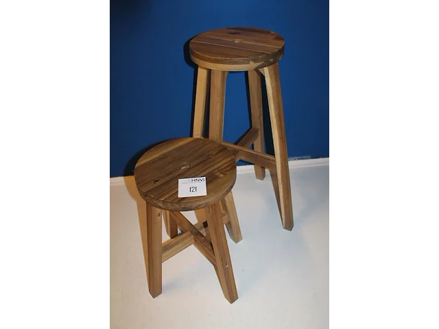 Twee houten krukjes met hoogte 45 cm en 70 cm. - afbeelding 2 van  2