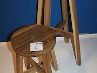 Twee houten krukjes met hoogte 45 cm en 70 cm. - afbeelding 2 van  2