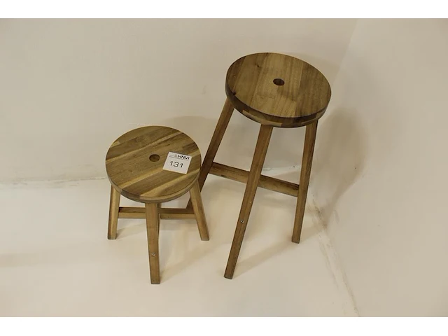 Twee houten krukken met hoogte 45 cm en 70 cm. - afbeelding 1 van  2