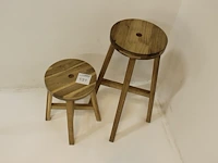 Twee houten krukken met hoogte 45 cm en 70 cm. - afbeelding 1 van  2