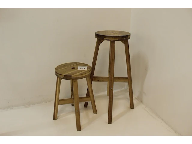 Twee houten krukken met hoogte 45 cm en 70 cm. - afbeelding 2 van  2