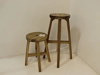 Twee houten krukken met hoogte 45 cm en 70 cm. - afbeelding 2 van  2