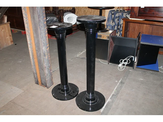 Twee houten pilaren in twee hoogtes waaronder 110 cm. - afbeelding 1 van  1