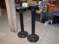 Twee houten pilaren in twee hoogtes waaronder 110 cm. - afbeelding 1 van  1