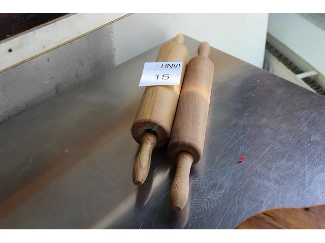Twee houten pizzarollers. - afbeelding 1 van  2