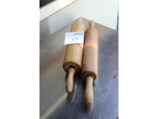 Twee houten pizzarollers. - afbeelding 2 van  2