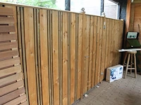 Twee houten schutting panelen met palen en tussenpoort. totale lengte 495 cm x 190 cm. - afbeelding 1 van  4