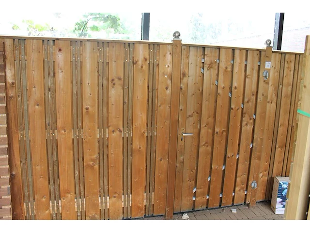 Twee houten schutting panelen met palen en tussenpoort. totale lengte 495 cm x 190 cm. - afbeelding 2 van  4